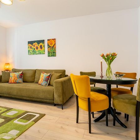 Springhome - Cozy Apartment With Balcony & Parking Braşov Esterno foto