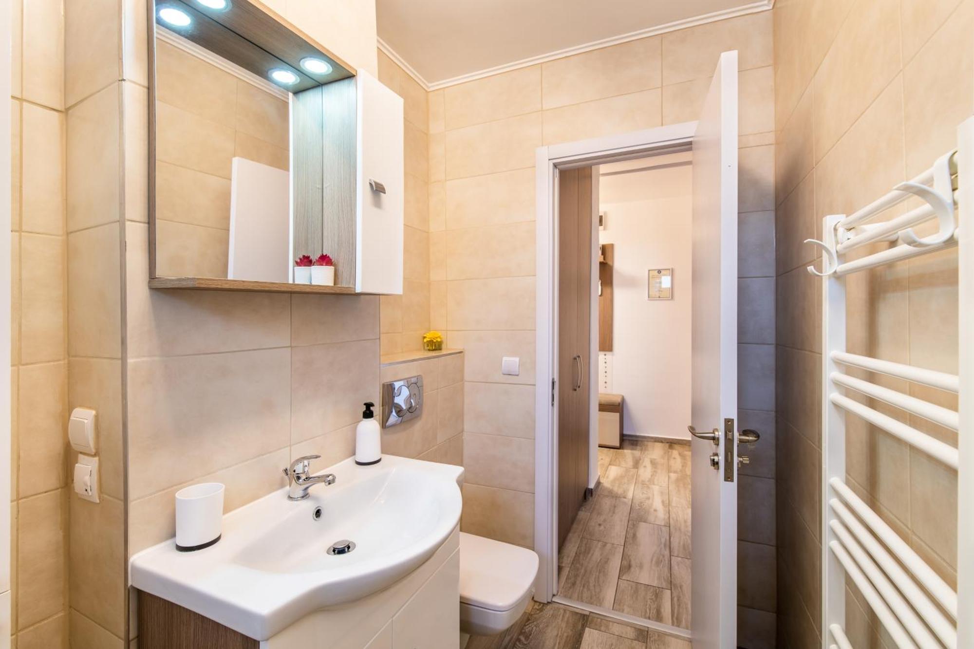 Springhome - Cozy Apartment With Balcony & Parking Braşov Esterno foto