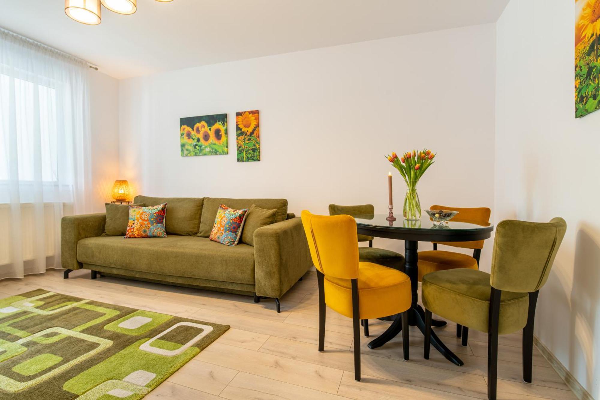 Springhome - Cozy Apartment With Balcony & Parking Braşov Esterno foto