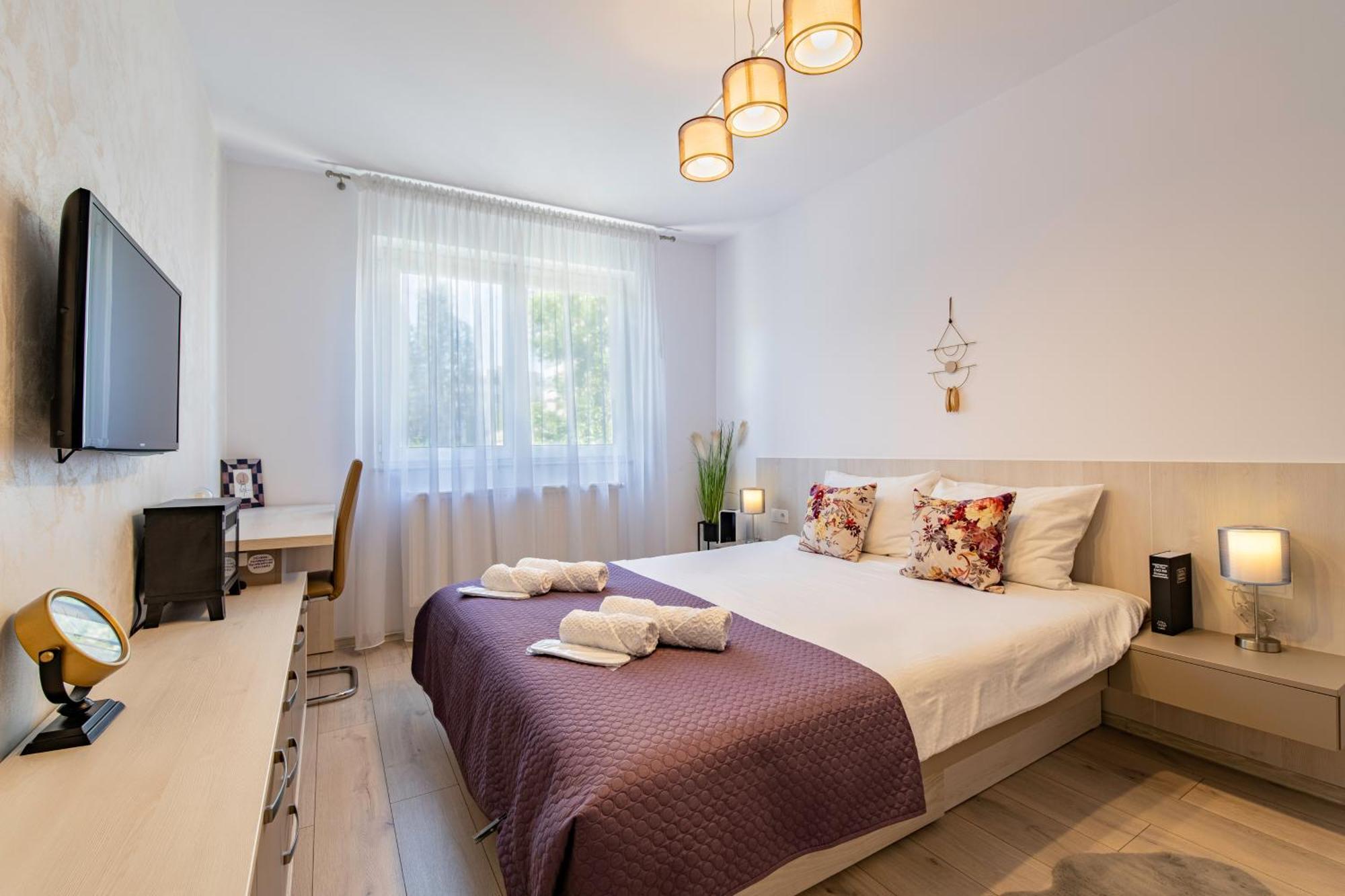 Springhome - Cozy Apartment With Balcony & Parking Braşov Esterno foto