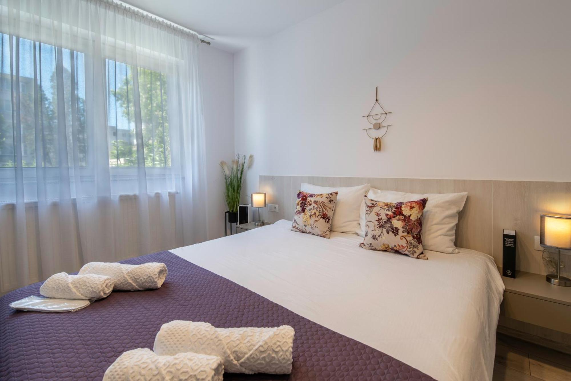 Springhome - Cozy Apartment With Balcony & Parking Braşov Esterno foto