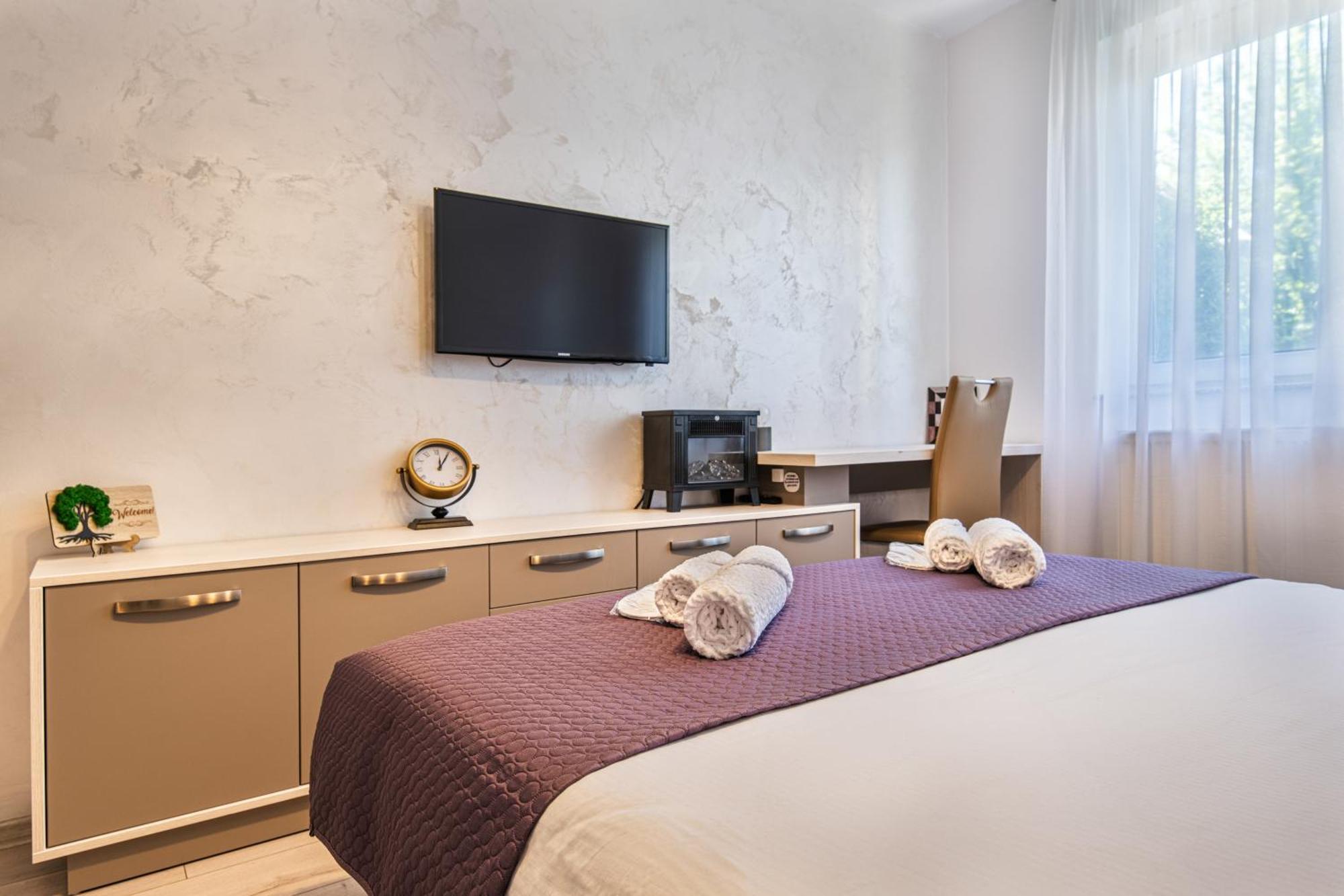 Springhome - Cozy Apartment With Balcony & Parking Braşov Esterno foto